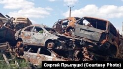 Расстраляныя расейскімі войскамі машыны, на якіх мірныя жыхары спрабавалі вырвацца з акупаванага Гастомелю. Архіўнае фота