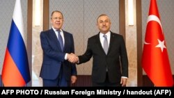 RTürkiyənin xarici işlər naziri Mevlut Çavuşoölu və Rusiyanın xarici işlər naziri  Sergei Lavrov ,Ankara 8 iyun, 2022.