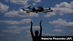  За словами міністра цифрової трансформації Михайла Федорова, зараз у межах проєкту «Армія дронів» 40 безпілотників українського виробництва мають допуск до експлуатації