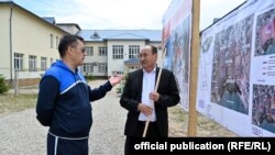 Алымкадыр Бейшеналиев президент Садыр Жапаровду Чолпон-Ата шаарында таланттуу балдар үчүн курулуп жаткан мектептин курулушу менен тааныштырып жаткан кези.