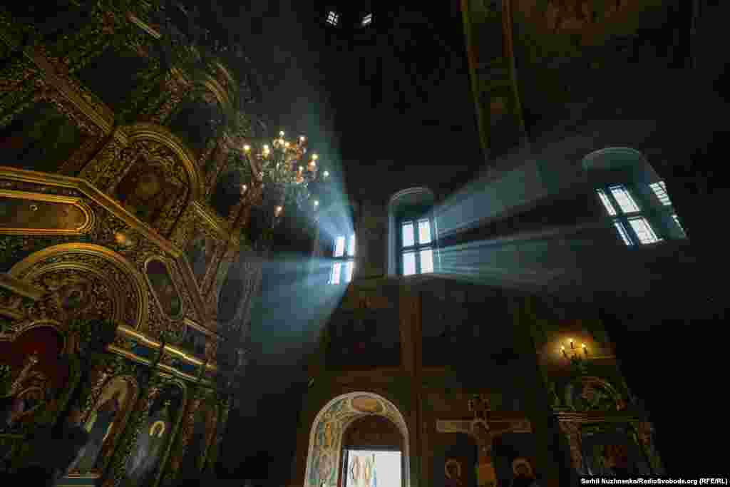 Промені сонця пробиваються через вікна храму під час Великодньої служби. Київ, 20 квітня 2025 року