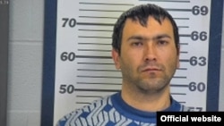 Ўзбекистонлик 25 яшар Хуршид Ҳайдаров АҚШнинг Канзас шаҳри яқинида қўлида қурол билан, полицияга 4 соат қаршилик кўрсатди.