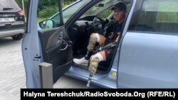 41-річний Микола Шот із Новояворівська, що на Львівщині, втратив обидві руки і ноги на війні у лютому 2024 року. Він пройшов протезування у США і в Україні. Сьогодні їздить на автомобілі