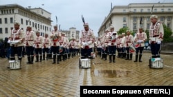 Тържествено шествие до паметника на „Св. св. Кирил и Методий“ пред Националната библиотека „Св. св. Кирил и Методий“ по повод 24 май
