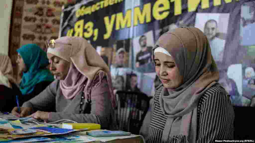 Lütfiye Züdiyeva &quot;Yaz ümmetim&quot; teşebbüsiniñ stendi yanında mektüp yazmaqqa davet ete