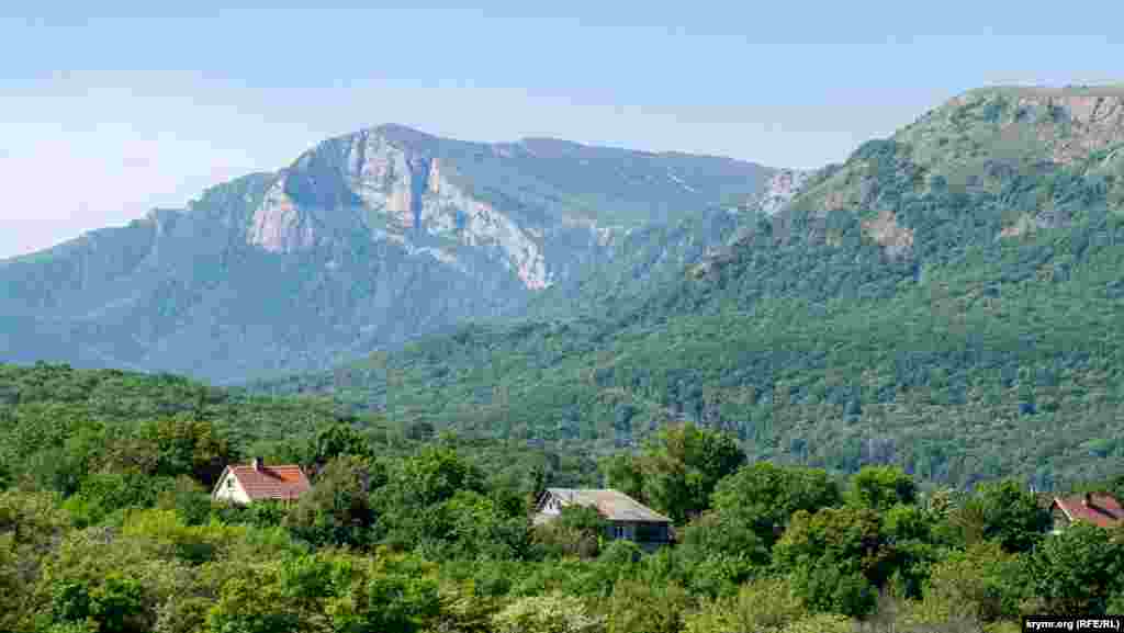 Будинки Чайковського на тлі Ангари-Бурун, східної вершини плато Чатир-Даг. Її висота &ndash; 1453 метри