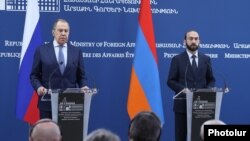 Rusiyanın xarici işlər naziri  Sergey Lavrov  və Ermənistanın xarici işlər naziri  Ararat Mirzoyan, 9 iyun Yerevan 2022