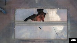 Մակեդոինա -- Ոստիկանը զննում է տարածքը, Կումանովո, 10-ը մայիսի, 2015թ․ 