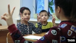 Permdə miqrantların uşaqları üçün dərslər.