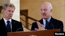 استفان دی میستورا (راست) نماینده ویژه سازمان ملل در امور سوریه.