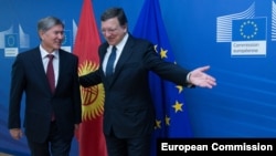 Президент КР Алмазбек Атамбаев и председатель Еврокомиссии Хосе Мануэль Баррозу. 17 сентября 2013 года. 