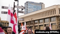 Як уздымалі беларускі сьцяг каля Сейму ў Вільні. ФОТАГАЛЕРЭЯ