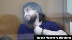 Борис Немцовду атты деп айыпталган Заур Дадаев сотто. Москва, 13-июль, 2017-жыл. 