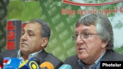 Члены легендарной команды «Арарат-73» Аркадий Андреасян (справа) и Сергей Погосян на пресс-конференции, Ереван, 11 октября 2011 г.