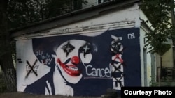 Қозоғистон нашрида чоп этилган, номаълум шахслар томонидан бузилган мурал ҳақидаги мақолада амалдорлар Биринчи Президент суратини «тавҳин қилиш» аломатларини кўришган. Мурал 2021 йил 8 июлда бузиб чизилган ва ўша куниёқ бўялган.