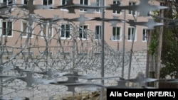 Десятки жалоб от адвокатов поступают в прокуратуру, неправомерные действия следственных органов оспариваются в судах, однако пресечь эту порочную практику пока не удается.