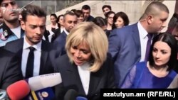 Первая леди Франции Бриджит Макрон беседует с журналистами, Ереван, 12 октября 2018 г․