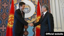 Встреча помощника государственного секретаря США по делам Южной и Центральной Азии Роберта Блейка с президентом КР Алмазбеком Атамбаевым. Бишкек, 16 января 2013
