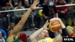 Баскетболисты "Химок" (в жёлтой форме), может статься, уже не получат возможности продлить евросезон