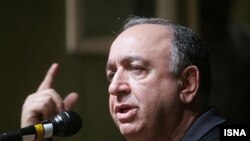 بهمن فرمان‌آرا از سوی معاون سينمايی وزارت ارشاد اسلامی به نداشتن حميت ملی متهم شده است.