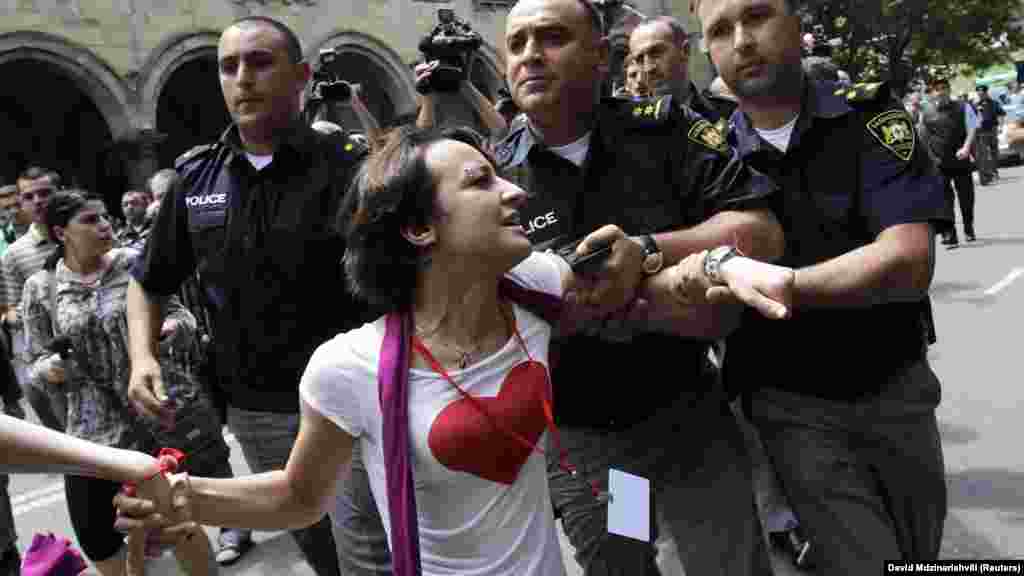 Поліція затримує активістку за права геїв після сутичок із православними в столиці Грузії Тбілісі 17 травня 2012 року. Десятки ЛГБТ-активістів, які вийшли на вулиці, щоб відзначити Міжнародний день боротьби з гомофобією і трансфобією, були зупинені членами церкви