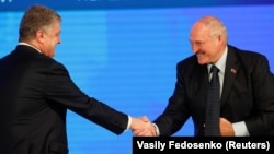 Президент України Петро Порошенко (ліворуч) і президент Білорусі Олександр Лукашенко. Гомель, 26 жовтня 2018 року