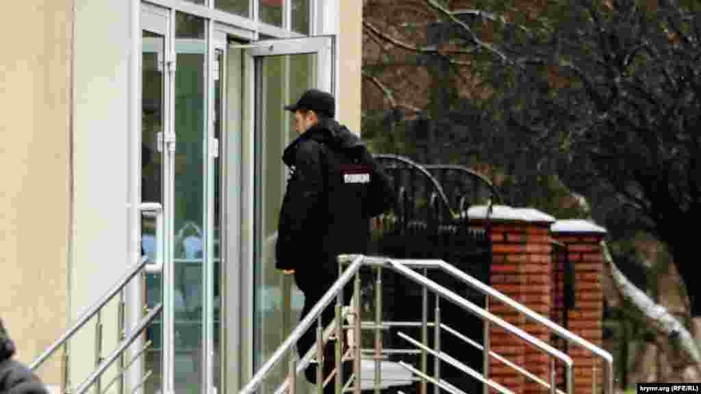 Kürbedinovnıñ zenaatdaşları aytqanına köre, oña çaquvnı şimdi Dimşaqta yaşağan sabıq Qırım sakini yazdı