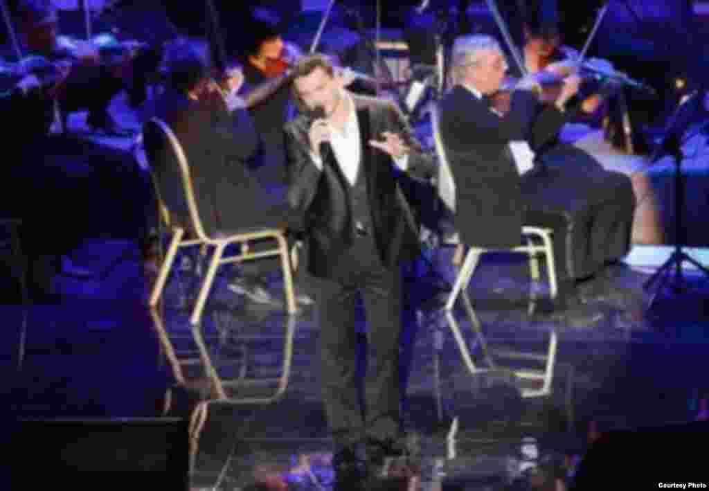 Озарбайжонлик опера қўшиқчиси ва бастакор Эмин Агаларов Муслим Магомаев номидаги Иккинчи халқаро вокалчилар мусобақасида 