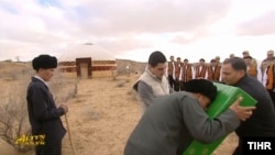 Президент Туркменистана Гурбангулы Бердымухамедов на встрече с животноводами вручил в качестве подарка телевизор. 