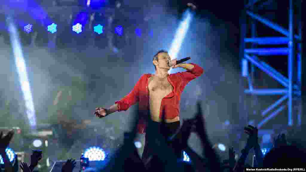 Святослав Вакарчук був максимально енергійний на сцені. Йому стало гаряче &ndash; він роздягнувся. Зі сцени сказав, що його зігріває енергетика присутніх людей