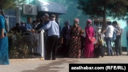 Очереди перед банкоматами в Мары