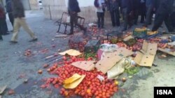 شاهدان عینی به ایسنا گفته‌اند ماموران از «باتوم» و «شوکر» نیز استفاده کرده‌اند که منجر به «مجروح شدن شماری از دستفروشان» شده است