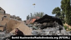 Постраждали люди, пошкоджені будинки: наслідки масованої атаки РФ на Київ (фоторепортаж)