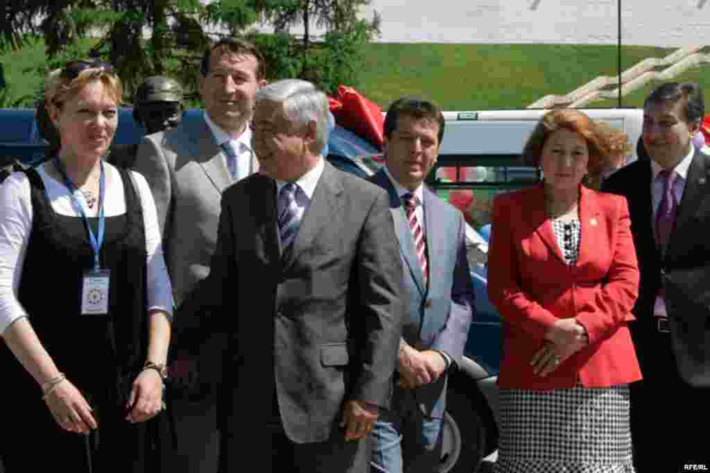 Русиянең "1 канал" вәкилләре катнашында узган "Без булдырабыз!" хәйрия акциясе