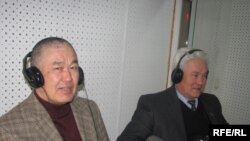 Эл акыны Анатай Өмүрканов, парламент депутаты  Ажыбай Калмаматов "Азаттыктын" студиясында 