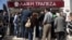 Люди перед отделением Laiki bank в Никосии, 28 марта 2013