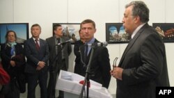 Ибрагим Жунусов (солдон экинчи), Андрей Карлов сүйлөп жатат. 