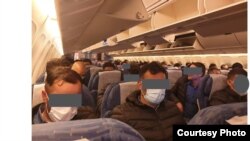 Афганские пилоты в салоне самолета