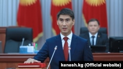 Чыңгыз Айдарбеков Жогорку Кеңеште ант берип жаткан учуру. Ноябрь, 2021-жыл.