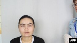 Sinjiangdaky "gaýtadan terbiýeleniş lagerinden" ýene bir surat. Ol Hytaý polisiýasynyň kompýuter torundan syzyp çykan müňlerçe suratdan we resmi dokumentlerden biri.