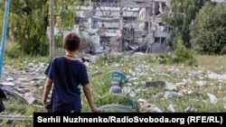 Учень дивиться на зруйновану школу, Бахмут, 2022 рік