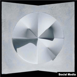 بدون عنوان، از مجموعه سپید و سه‌بعدی، ۱۳۴۶، برنده جایزه در نمایشگاه مبارزه با بی‌سوادی