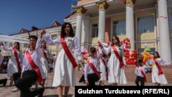 Мектеп окуучуларынын бүтүрүү салтанатынан. Бишкек, Кыргызстан, 2022-жыл.
