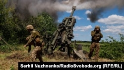 Українські військові ведуть вогонь з американської гаубиці М777 по позиціях російської армії. Донецька область, червень 2022 року