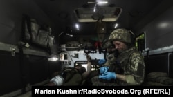 Евакуація пораненого військового та надання йому медичної допомоги у польових умовах