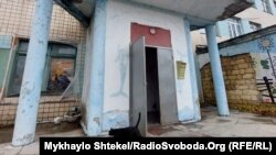 В бывшем интернате живет около полусотни переселенцев, в основном детей и людей с инвалидностью