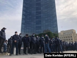 Поліція перед Міністерством юстиції в очікуванні мітингу опозиції, Тбілісі, Грузія, 10 листопада 2021 року