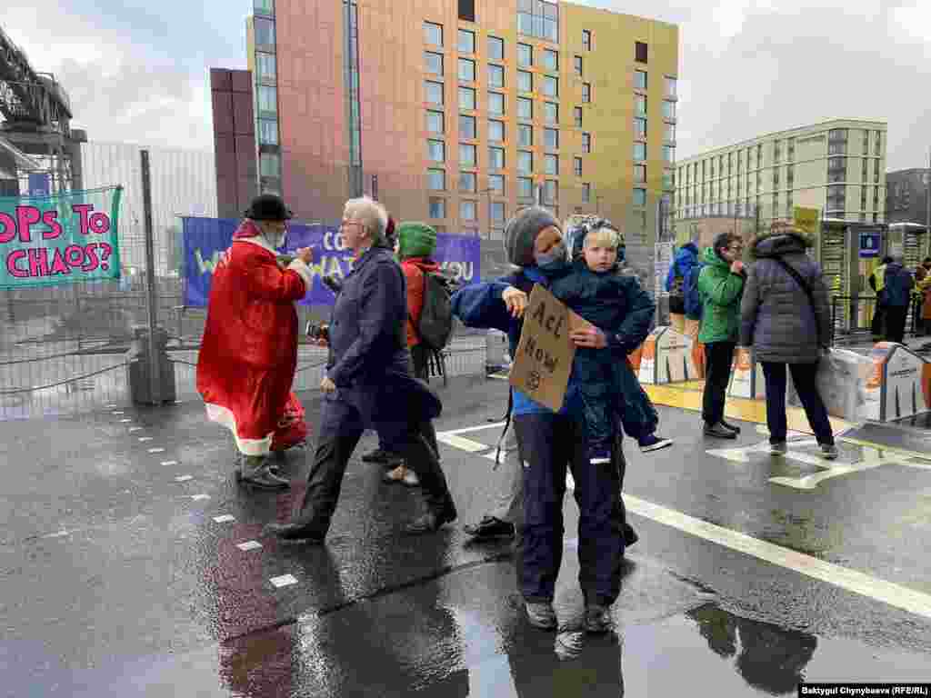 Каршылык акциясына чыккан жаш эне.&nbsp;