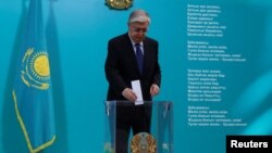 Қазақстан президенті Қасым-Жомарт Тоқаевтың конституциялық референдумда дауыс беруге келген кезі.  Нұр-Сұлтан, 5 маусым 2022 жыл.