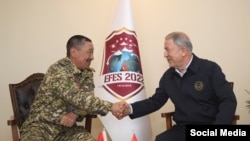 Кыргызстандын коргоо министри Бактыбек Бекболотов жана Түркиянын коргоо министри Хулуси Акар.